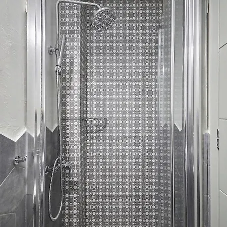 Live In A Funky & Renovated Near Acropolis