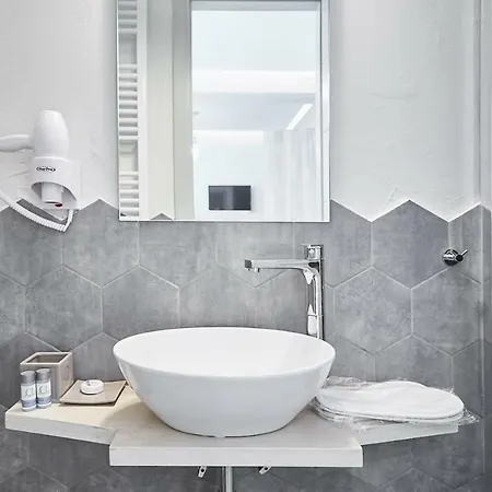Live In A Funky & Renovated Near Acropolis