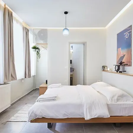 Live In A Funky & Renovated Near Acropolis *